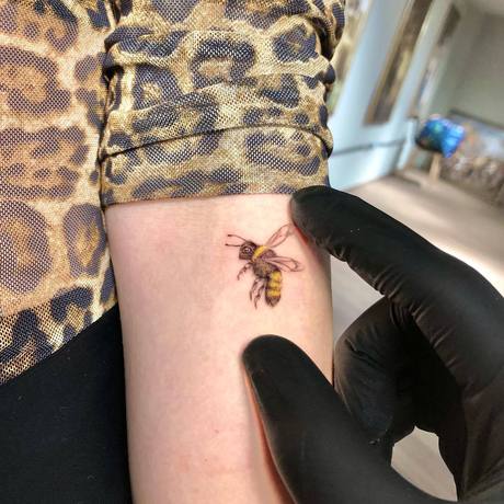 Kleines Bienen-Tattoo am Unterarm