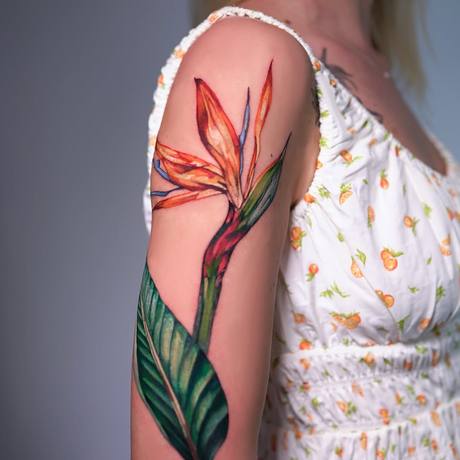 Farbiges Blüten-Tattoo am Oberarm