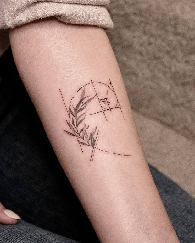 Geometrisch-botanisches Fineline-Tattoo am Unterarm