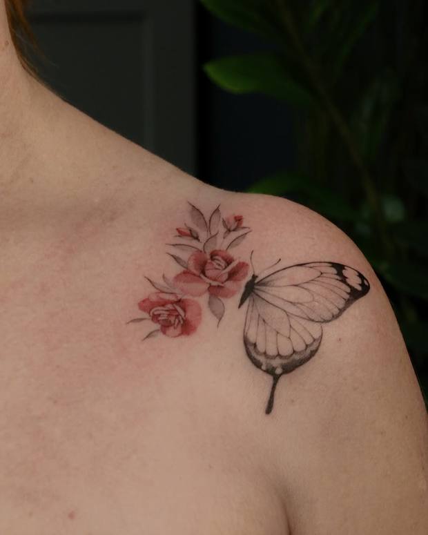 Feiner Schmetterling mit Rose an der Schulter
