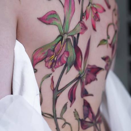 Farbiges Blumen-Tattoo an Schulter und Rücken