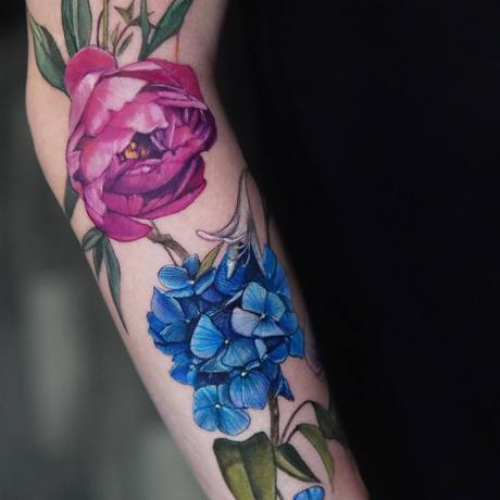 Pfingstrosen und Hortensien in Farbe am Arm