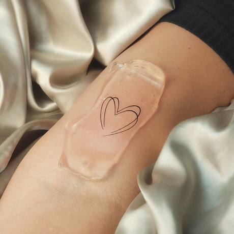 Kleines Herz-Tattoo am Unterarm