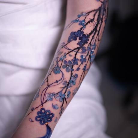 Blau-florales Tattoo-Sleeve
