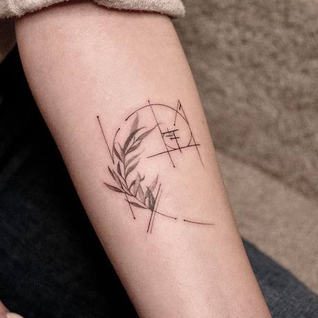 Feines geometrisch-botanisches Tattoo am Unterarm
